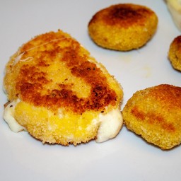 Crocchette di formaggio impanate e fritte